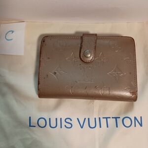 Authentic LOUIS VUITTON women`s monogram vernis  leather button wallet